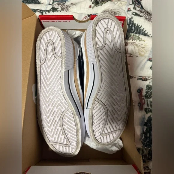 Women’s Nike Legacy Lift - NEW - Picture 3 of 4